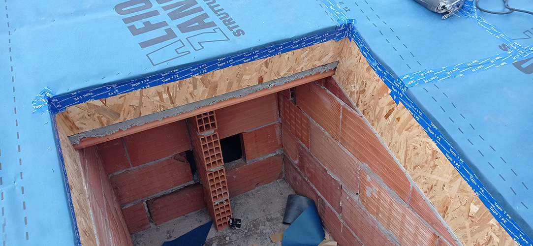 Inserimento velux su tetto in legno